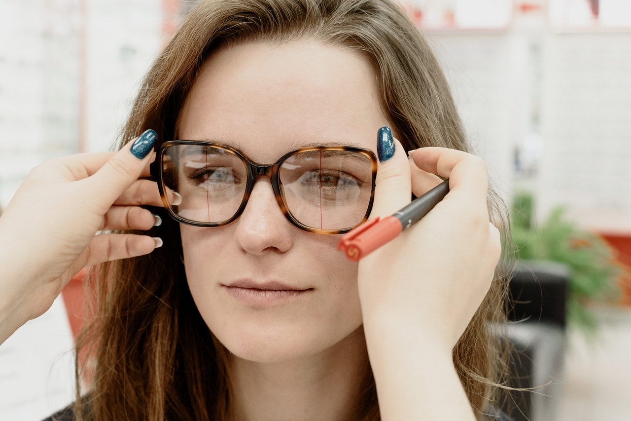 Read more about the article How To Measure Your PD (and Other FAQs About Online Glasses)
